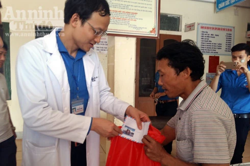 Đoàn bác sỹ trẻ vào "rốn lũ" Hương Khê trao quà, khám bệnh, phát thuốc miễn phí cho người dân