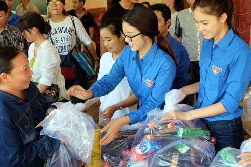 Mỹ Linh, Thanh Tú giản dị trong màu áo xanh tình nguyện đi cứu trợ đồng bào lũ lụt