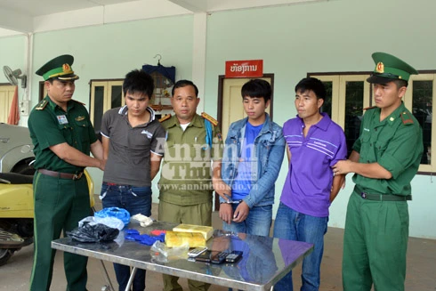 Bắt giữ 3 đối tượng người Lào, vận chuyển 13.000 viên ma túy sang Việt Nam