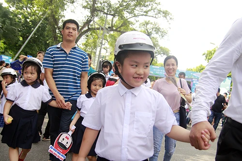 [ẢNH] Học sinh và phụ huynh Hà Nội rạng ngời đi bộ kêu gọi đội mũ bảo hiểm cho trẻ em