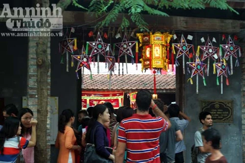 Sự thật phía sau tấm rèm màu