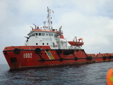 Ngày mai mới có thể tiếp cận tàu cá gặp nạn.