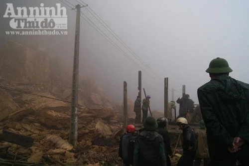 Lở núi chết 2 người, chia cắt quốc lộ 6