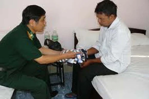 Cứu 1 ngư dân nước ngoài 6 ngày trôi dạt trên biển