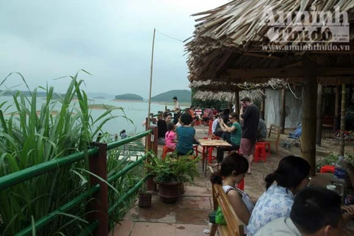 Người Paris cắm bản bên hồ Thác Bà