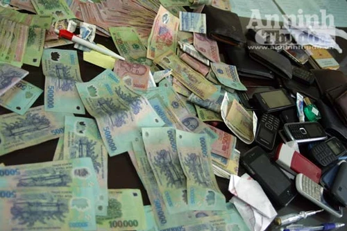 Chủ sới bạc ôm tiền chạy khi phát hiện công an