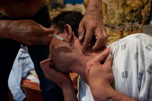 Xem "con nghiện" tiêm chích ngay tại sân ga