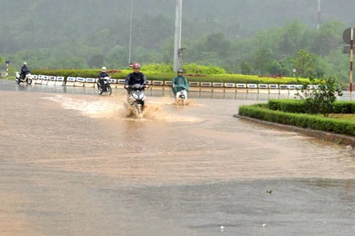 Lào Cai chìm trong bóng đêm vì lốc xoáy, mưa đá