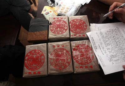 Chặn bắt chiếc xe con chở 16 bánh hêrôin lao như tên