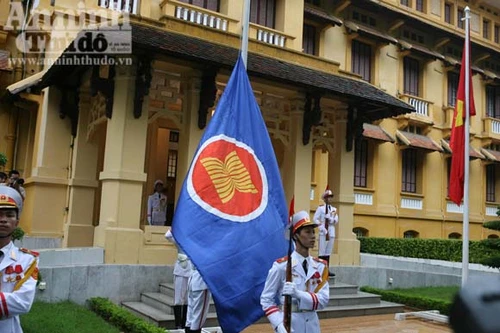 Trang trọng Lễ thượng cờ khối ASEAN
