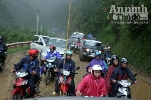 Lở núi, các phương tiện 'chôn chân' 8 tiếng