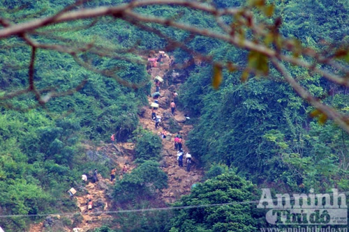 “Thâm nhập” những cung đường mòn hàng lậu, hàng "nóng"