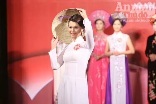 Thướt tha nhan sắc trong xiêm áo