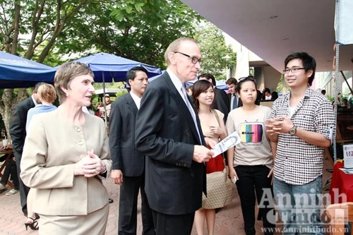 Nâng tầm quan hệ ngoại giao thông qua công tác giáo dục đào tạo.