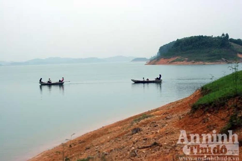 Người Dao mang tiền đô la về bản