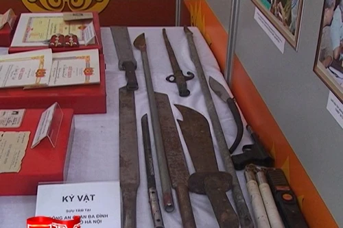 Tuyên truyền lịch sử CAND và tiếp nhận 400 kỷ vật