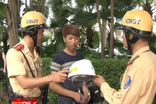 Ngày đầu thực hiện quy định đội mũ bảo hiểm đạt chuẩn