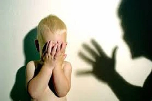 Bị mất việc, cha đánh đập con gái 4 tháng tuổi đến hôn mê