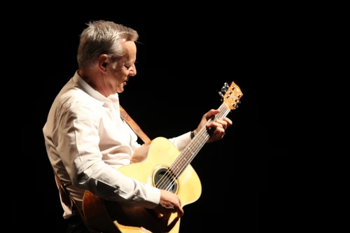 "Nức lòng" màn biểu diễn của huyền thoại sống guitar thế giới