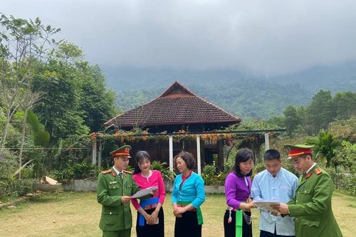 'Đi từng ngõ, gõ từng nhà' tuyên truyền vận động nhân dân phòng chống xuất nhập cảnh trái phép