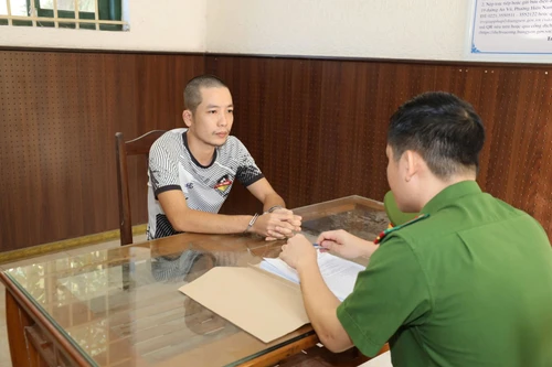 Khởi tố người đàn ông vận chuyển hàng cấm 