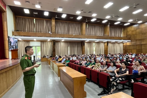 Tuyên truyền phòng ngừa cháy, nổ cho hơn 500 người dân, hộ gia đình trên địa bàn phường Bách Khoa