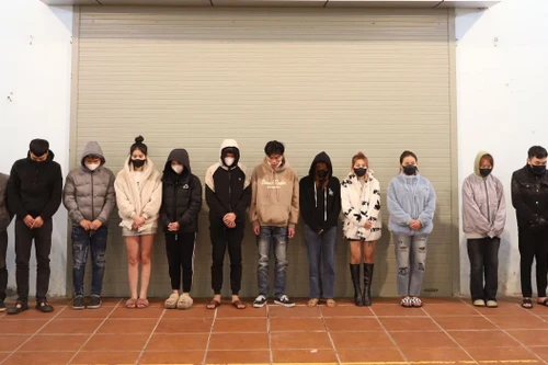 Đột kích quán karaoke không phép, phát hiện nhóm nam nữ đang "bay lắc"