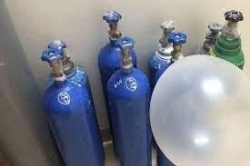 Nam thanh niên vận chuyển 2 bình khí "cười" với tiền công 150.000 đồng