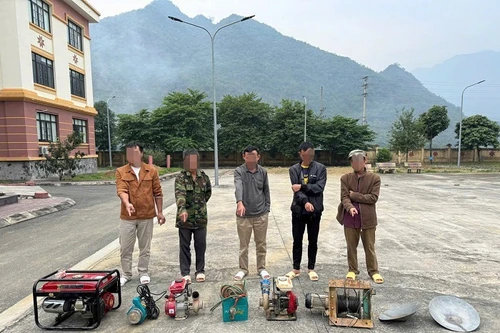 Bắt quả tang 5 người đàn ông khai thác vàng trái phép