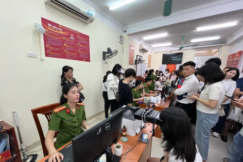 Công an quận Thanh Xuân làm việc đến 22h mỗi ngày để cấp căn cước cho người dân
