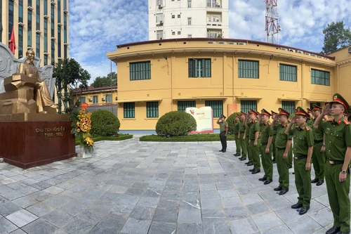 Cụm thi đua số 11 Công an quận Thanh Xuân dâng hoa tại Tượng đài Chủ tịch Hồ Chí Minh