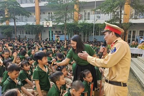 Tuyên truyền Luật giao thông và mô hình cổng trường an toàn cho học sinh