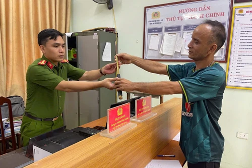 Tuyên truyền Luật Quản lý, sử dụng vũ khí vật liệu nổ và công cụ hỗ trợ đến 100% người dân trên địa bàn