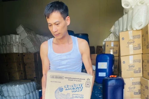 Khởi tố chủ cơ sở chuyên sản xuất, buôn bán nước giặt giả các thương hiệu nổi tiếng