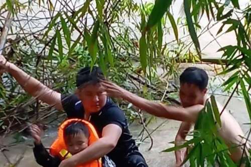 Không quản hiểm nguy, cán bộ Công an cùng người dân cứu một em bé bị nước lũ cuốn trôi