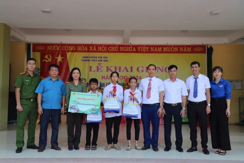 Trao kinh phí hỗ trợ các em học sinh có hoàn cảnh khó khăn