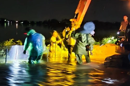 Công an huyện Quốc Oai trắng đêm chốt trực phòng, chống ngập úng