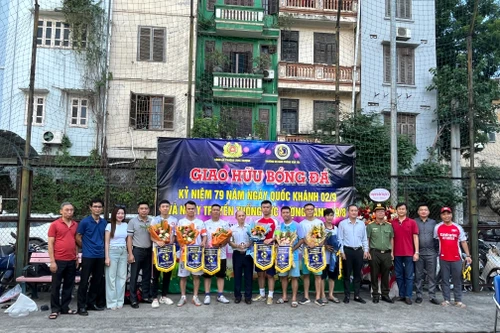 Sôi nổi giải bóng đá các đơn vị trong và ngoài lực lượng Công an nhân dân