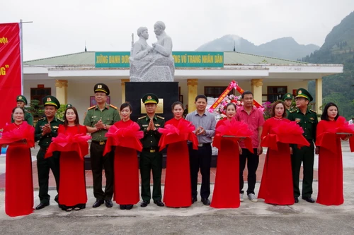 Hơn 200 cán bộ, nhân dân vùng biên tham dự lễ khánh thành tượng đài “Bác Hồ với chiến sĩ Biên phòng” 