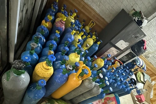 Phát hiện kho chứa gần 100 bình khí "bóng cười"