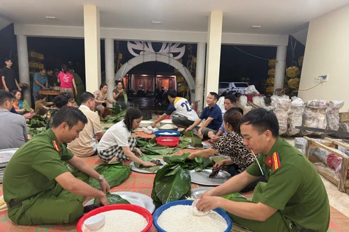 Tấm lòng của cán bộ chiến sỹ Công an xã Tuyết Nghĩa sẻ chia với đồng bào vùng ngập lụt