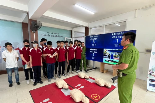 Xem học sinh, sinh viên Hà Nội trải nghiệm kỹ năng an toàn PCCC và CNCH
