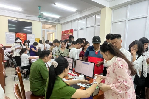 Phục vụ nhân dân làm Thẻ căn cước: Hết việc, không hết giờ!