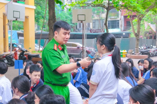 Cấp căn cước công dân và trang bị kiến thức quý cho học sinh trường THCS Thái Thịnh