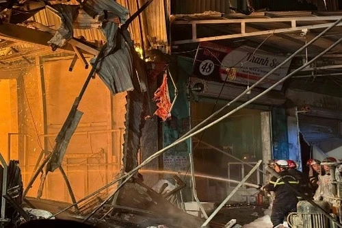 Điều tra nguyên nhân vụ cháy gần 10 nhà xưởng ở xã Hữu Bằng