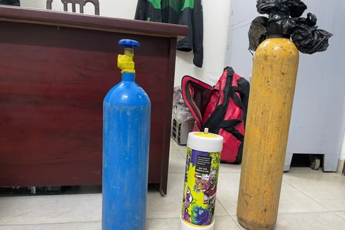 Tìm chủ sở hữu 2 xe máy và 3 bình kim loại