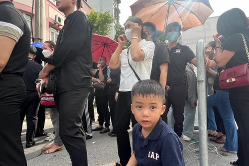 Em bé 5 tuổi theo bà nội từ Sơn La xuống Hà Nội xếp hàng chờ viếng Tổng Bí thư Nguyễn Phú Trọng
