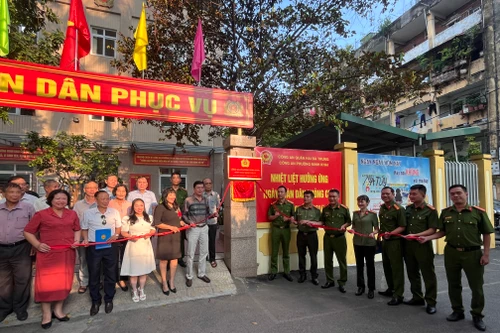 Gắn biển công nhận Công an phường Minh Khai đạt kiểu mẫu về an ninh trật tự và văn minh đô thị