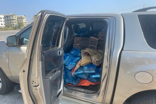 Phát hiện xe ô tô chở gần 1 tấn xúc xích không rõ nguồn gốc 