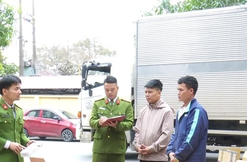 Bóc gỡ ổ nhóm chuyên vận chuyển hàng cấm số lượng lớn